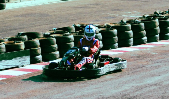 Me ajude a competir em uma competição nacional de kart