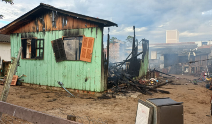 Minha casa pegou fogo preciso muito de ajuda para reconstruí-la qualquer valor sera muito bem vindo.