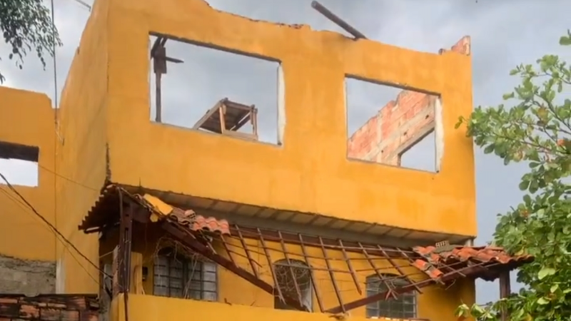 Reconstruir meu telhado que foi arrancado pelas chuvas