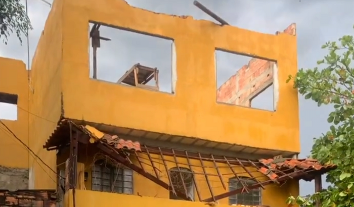 Reconstruir meu telhado que foi arrancado pelas chuvas