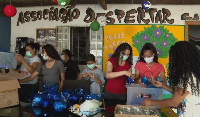 Ajudar jovens carentes a entrar no mercado de trabalho 