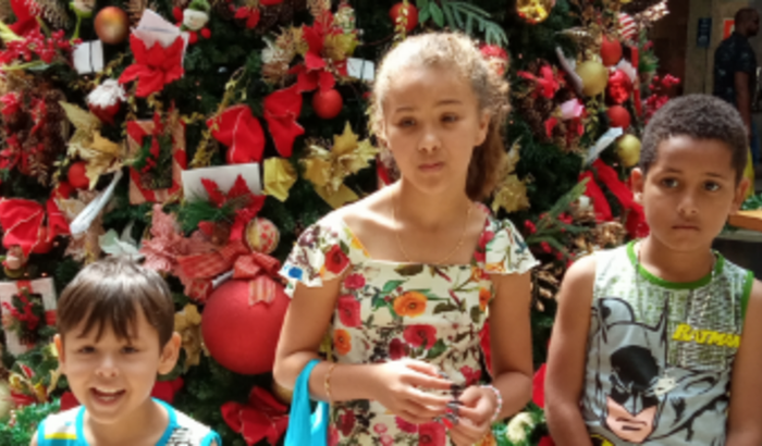 Me ajuda a compra os materiais escolares prós meus três filhos 