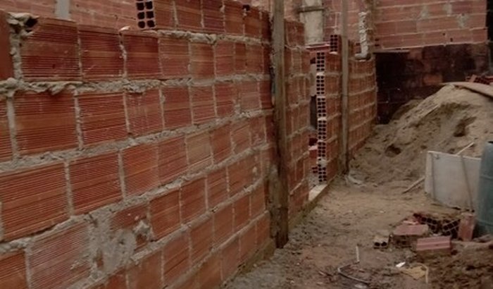 Ajuda para terminar a casa da minha irmã que vive de reciclagem 