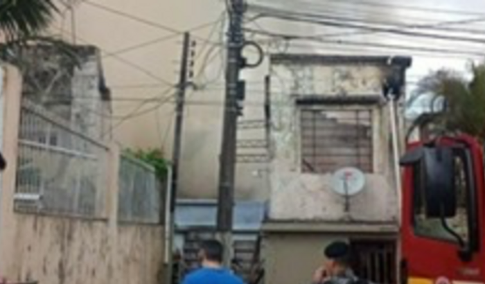 Ajude a pintar a casa da minha mãe que pegou fogo.