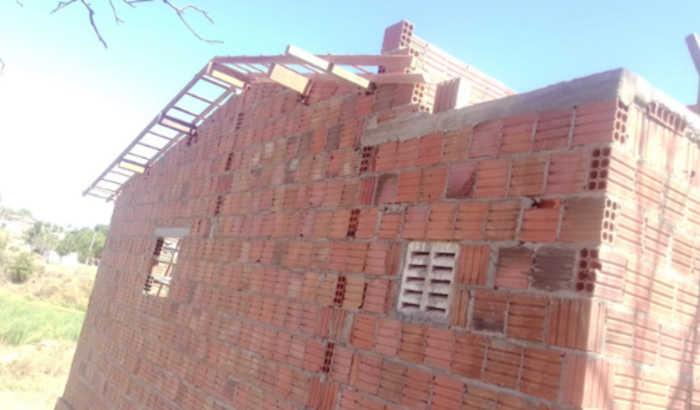 Tô construindo uma casa moro de aluguel e no momento estou desempregada 