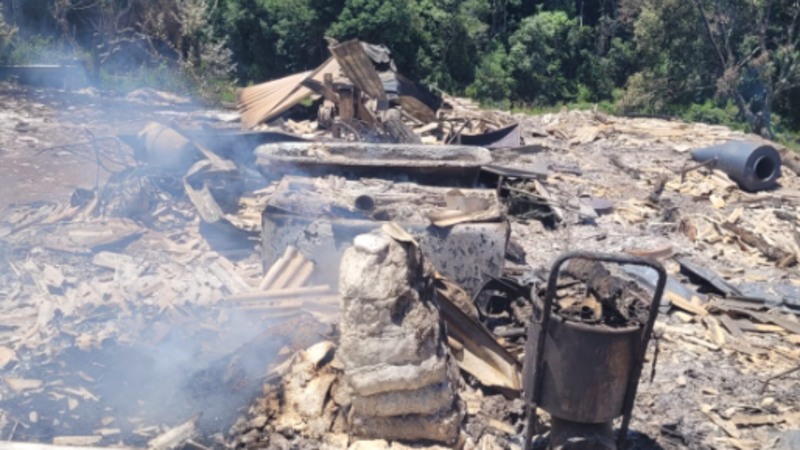Casa totalmente destruída pelo fogo em bom jesus 