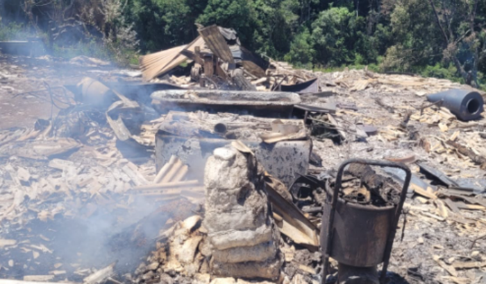 Casa totalmente destruída pelo fogo em bom jesus 