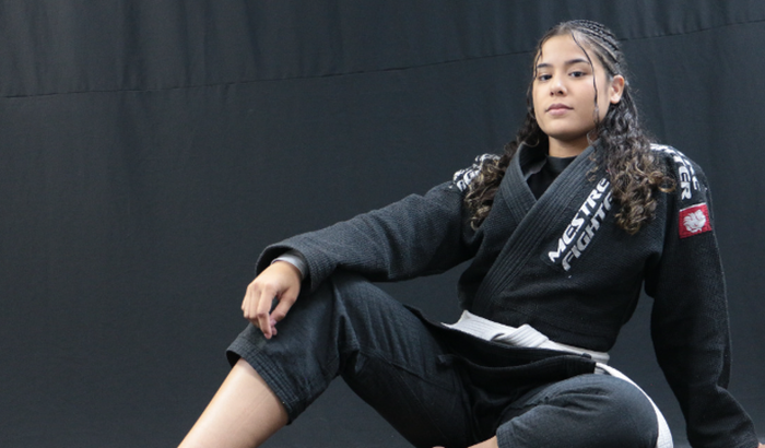 Ajude uma atleta de jiu-jitsu 