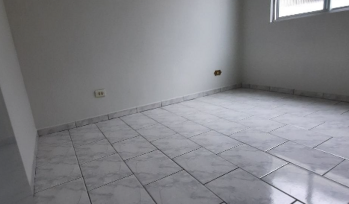 Ajuda para compra de móveis após ser roubada por um vendedor. 