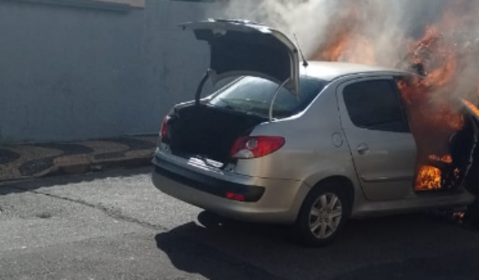 Ferramenta de trabalho (carro incendiado).