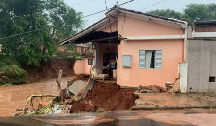Reformar minha casa e de minha mae agradeço a todos que estejao desposotos as ajudarem obrigado 