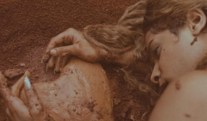 Ajude uma Trava artista 