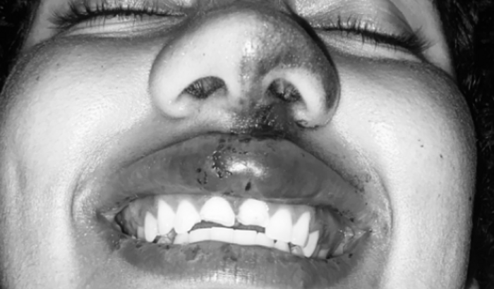 menina risonha, que ri e sonha