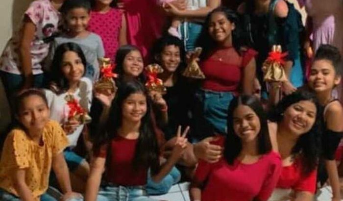 Leva as meninas da célula Abba Pai para o Rejoaq 