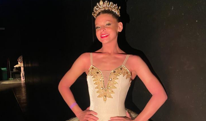 Sara dançando em Portugal