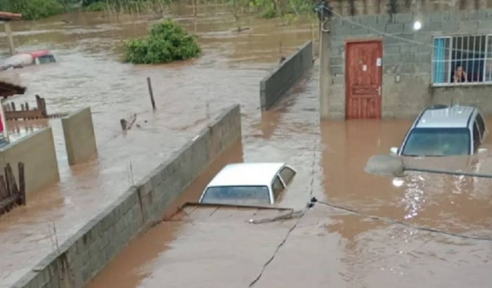 Comprar 80 cestas básicas para a população desalojada de Camanducaia após enchente as pessoas perderam tudo.Gratidão 