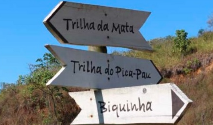 Placas na trilha do Pinhal