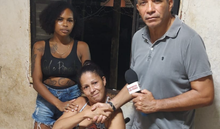 ajudar Elizângela que está de cadeira de rodas e precisa de um andador e alimentos roupas e sapatos ela tá sem nada 