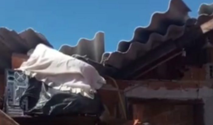 Ajuda família com casa destelhada .