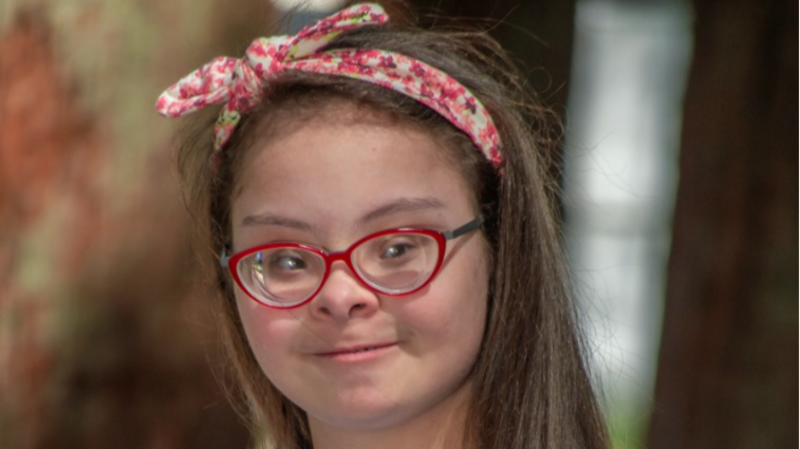 Ajude a linda Sophia enxergar melhor 