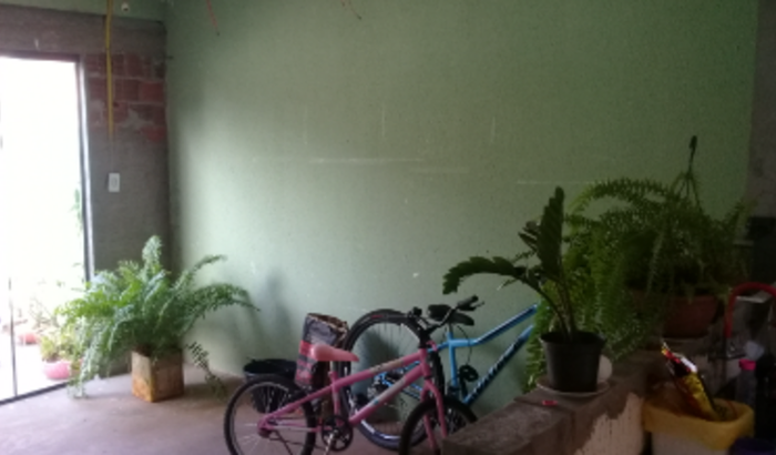 ajuda para termina a casa e quato das filhas