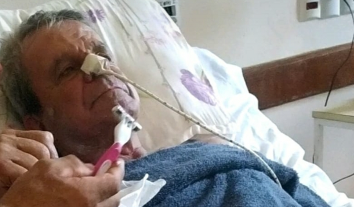 4 AVC's, corpo paralisado, precisa de fralda