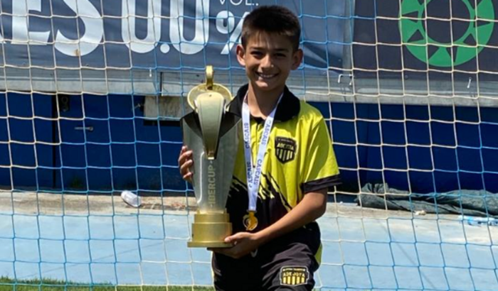 Ajude o Pedro a disputar o campeonato mundial de futebol