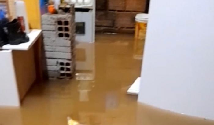 Ajuda para famílias que perderam tudo nas enchentes de Camburi