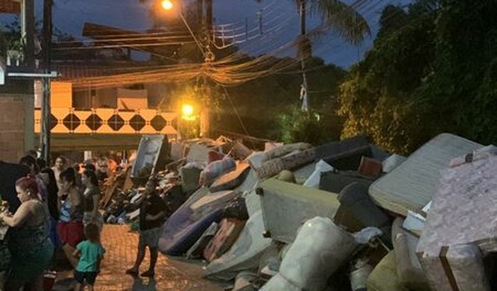 Ajuda as famílias afetadas pelas enchentes 