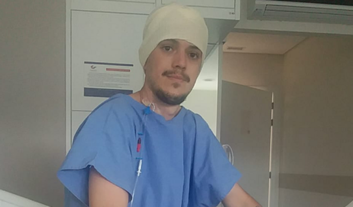 Em prol de um tratamento cirurgico de um melanoma.