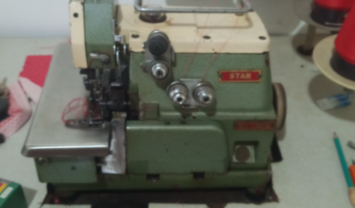 Costureira com máquina quebrada.