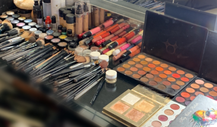 Ajudar pra comprar maquiagens que foram roubadas . 