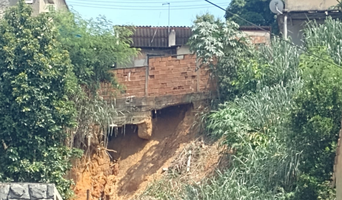 Ajuda para reformar a casa que está desmoronando por conta da chuva