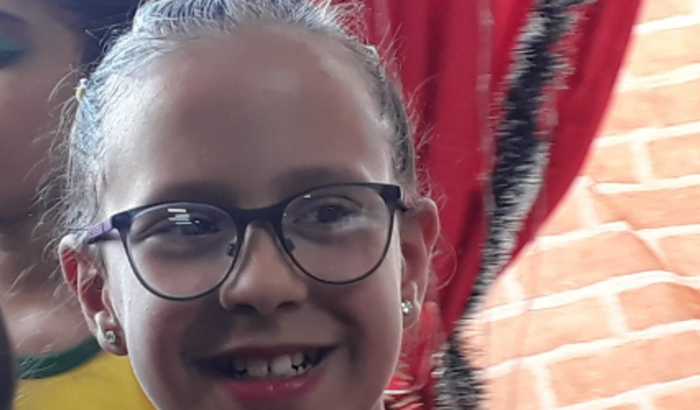 CIRURGIA E APARELHO AUDITIVO PARA ALICE