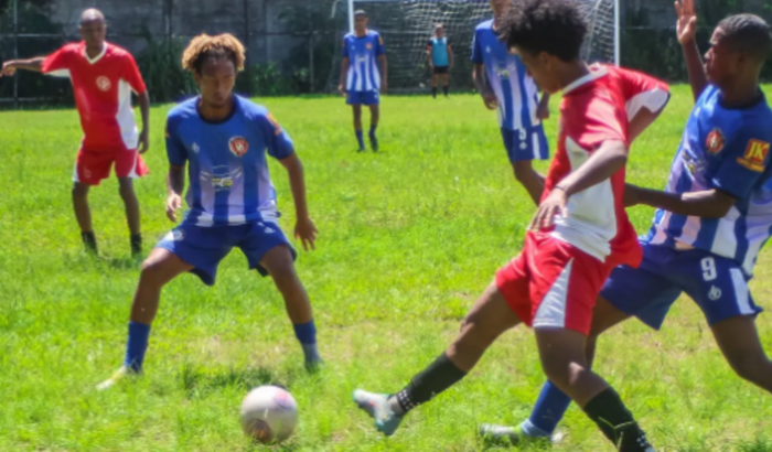 Um menino sonhador, jogar futebol profissional 