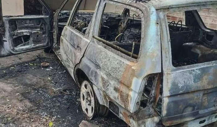 CARROS QUEIMADOS EM UM INCÊNDIO 