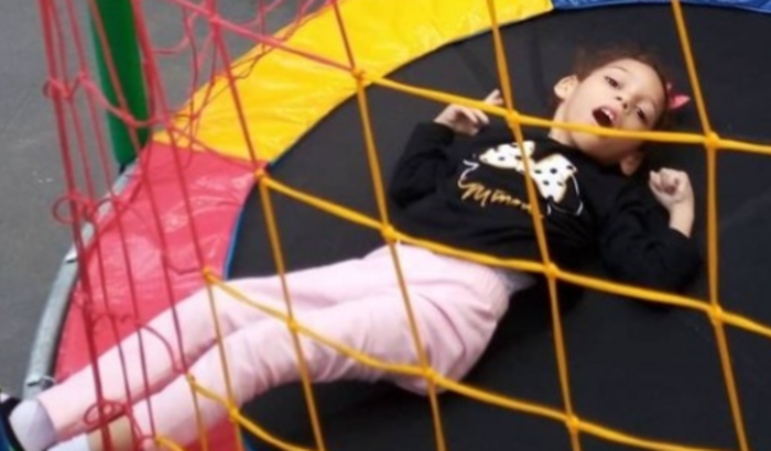 Ajudar Larinha a fazer cirurgia para colocar GTT