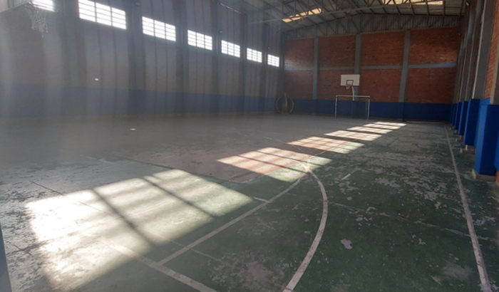 Pintura da quadra da praça céu para prática de esportes 