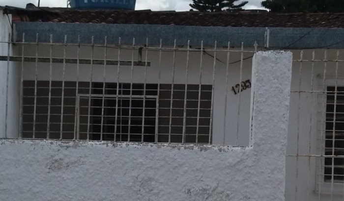 O telhado  da casa precisa ser trocado urgente. 