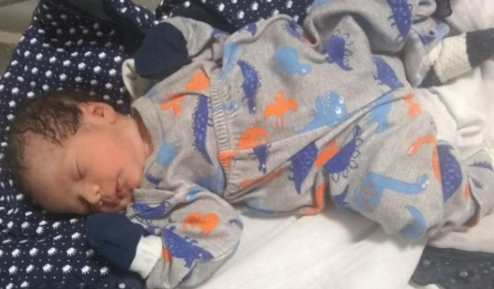 Ajudar o bebê Mikael de 4 dias de vida que perdeu a mãe