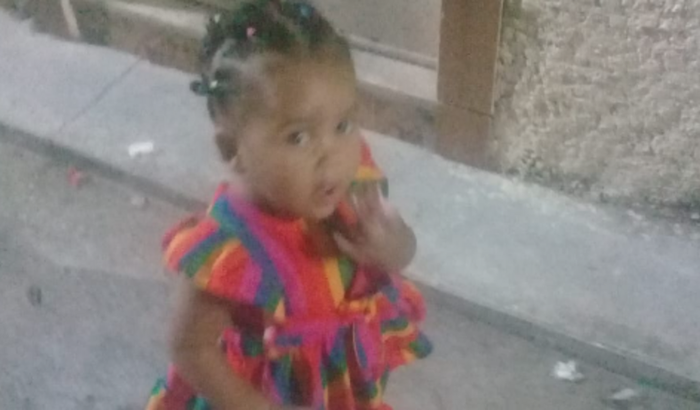 Ajuda a família da menina que teve o dedo cortado pela enfermeira !