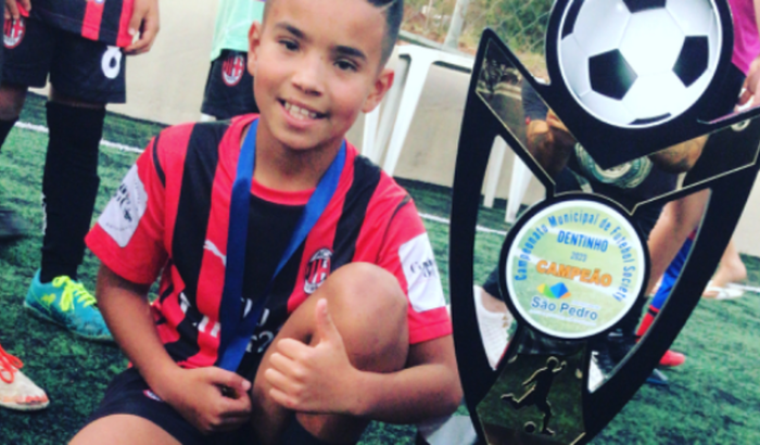 Ajudar Elton no seu sonho de ser um jogador de futebol 