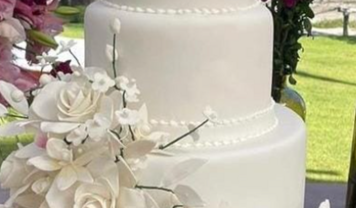 Bolo de Noiva - na corrente do bem conseguirmos realizar o sonho de uma grande amiga. Gratidão a todxs! 