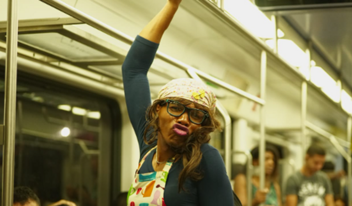 Ajudar artista de rua Fifi Faladeira