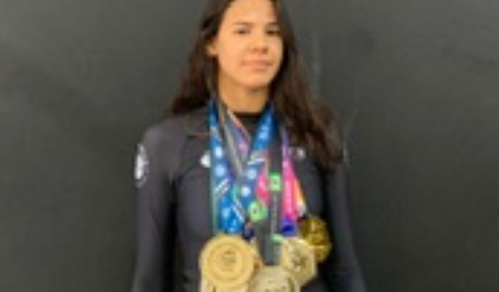 Ajuda para a atleta de Jiu Jitsu 