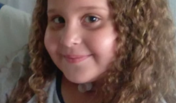 Dias melhores para a menina traqueostomizada