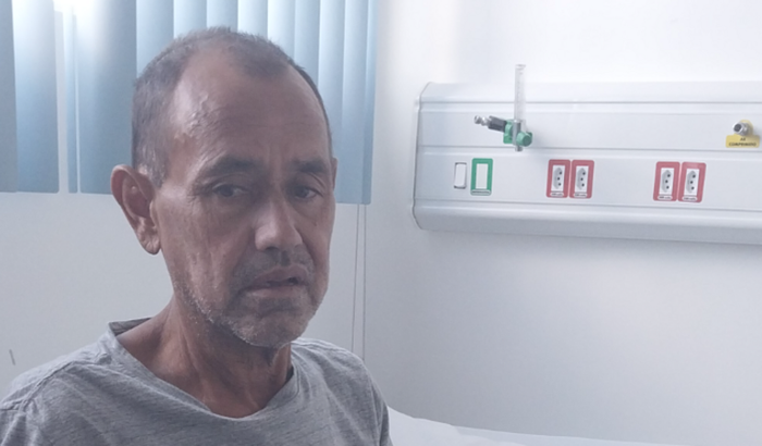 Seu Alfredo de 54 anos cm doença Alzheimer sem casa sem família ajuda mander castos dele .