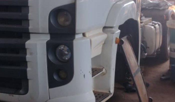 Caminhão com motor fundido