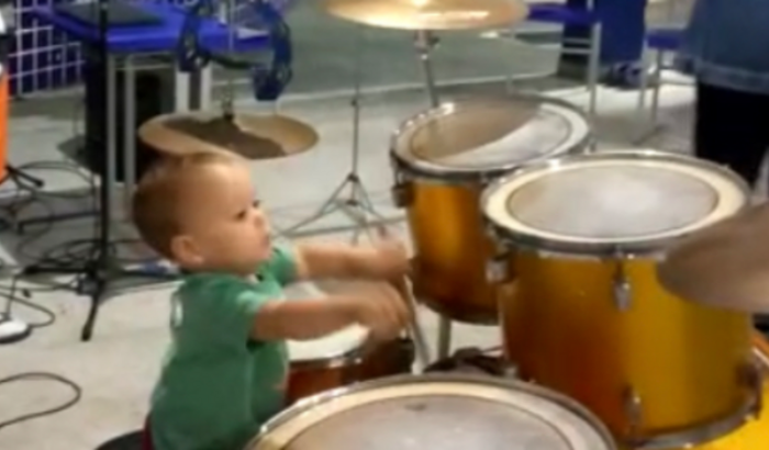 Bateria para o mini músico Miguel 