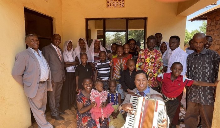 NOSSOS IRMÃOS NA ÁFRICA : COMIDA E UM TECLADO MUSICAL - VIDAS 